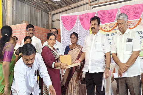 ಆನೇಕಲ್ ತಾಲೂಕಿನ ಹೆಬ್ಬಗೋಡಿ ನಗರಸಭೆ ವ್ಯಾಪ್ತಿಯಲ್ಲಿ ಬುಧವಾರ ಹಮ್ಮಿಕೊಂಡಿದ್ದ ರಸ್ತೆ ಅಭಿವೃದ್ಧಿ ಕಾರ್ಯಕ್ರಮದಲ್ಲಿ ಶಾಸಕ ಬಿ.ಶಿವಣ್ಣ ವಿವಿಧ ಫಲಾನುಭವಿಗಳಿಗೆ ಸರ್ಕಾರದ ಸೌಲಭ್ಯಗಳನ್ನು ವಿತರಿಸಿದರು. ವಿಧಾನ ಪರಿಷತ್ ಸದಸ್ಯ ಎಚ್.ಎಸ್.ಗೋಪಿನಾಥರೆಡ್ಡಿ, ಹೆಬ್ಬಗೋಡಿ ನಗರಸಭೆ ಅಧ್ಯಕ್ಷೆ ಪ್ರಮೀಳಾ ರಾಮಚಂದ್ರ, ಉಪಾಧ್ಯಕ್ಷೆ ಸುಜಾತ ಕೆ.ಪಿ.ರಾಜು, ಪೌರಾಯುಕ್ತ ಕೆ.ನರಸಿಂಹಮೂರ್ತಿ ಇದ್ದರು.