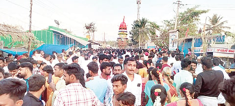 ಕಾನಹೊಸಹಳ್ಳಿ ಸಮೀಪದ ಹಾರಕಬಾವಿ ಗ್ರಾಮದಲ್ಲಿ ಶ್ರೀ ಚೌಡೇಶ್ವರಿ ದೇವಿ ರಥೋತ್ಸವ ಅದ್ದೂರಿಯಾಗಿ ನೆರವೇರಿತು.