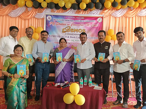 ಕೊಟ್ಟೂರನ ಕೊಟ್ಟೂರೇಶ್ವರ ಕಾಲೇಜಿನಲ್ಲಿ ವಿದ್ಯಾರ್ಥಿನಿ ಕರೇಗೌಡ್ರು ದಿವ್ಯ ಅವರ ನಿಮ್ಮ ಜೀವನ ನಿವ್ಮ ಆಯ್ಕೆ: ನನ್ನ ಅನುಭವ ಕೃತಿಯನ್ನು ಪ್ರಾಚಾರ್ಯೆ ನಿರ್ಮಲ ಶಿವನಗುತ್ತಿ ಬಿಡುಗಡೆ ಮಾಡಿದರು. ಆಡಳಿತ ಮಂಡಳಿ ಅಧ್ಯಕ್ಷ ಎಂ.ಮೋಹನ ರೆಡ್ಡಿ, ಪ್ರಾಚಾರ್ಯ ಡಾ.ಎಂ.ರವಿಕುಮಾರ್, ಲೇಖಕಿ ಕರೇಗೌಡ್ರ ದಿವ್ಯ, ತಹಸೀಲ್ದಾರ್ ಜಿ.ಕೆ.ಅಮರೇಶ ಇತರರಿದ್ದರು
