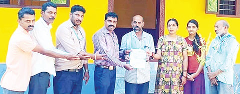 ಪರಿಹಾರ ಧನ ಹಸ್ತಾಂತರ