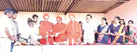 ಸ್ವಾಮೀಜಿ, ರುದ್ರಮುನಿ ಸ್ವಾಮೀಜಿ, ಅಶೋಕ್, ಸುಧಾ ಈರೇಶ್, ಧರ್ಮಪ್ಪ ಇದ್ದರು.
