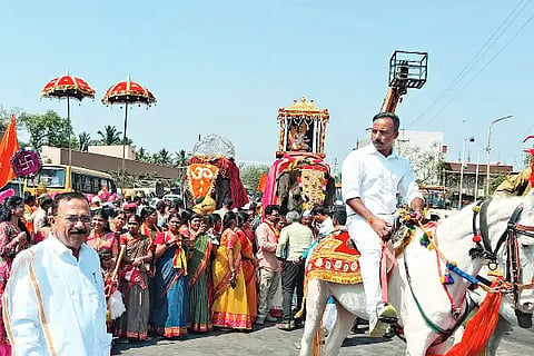 A grand procession at Muduvolalal