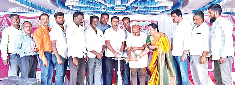 ಪಿರಿಯಾಪಟ್ಟಣ ತಾಲೂಕಿನ ಸಿದ್ದಾಪುರ ರಸ್ತೆಯಲ್ಲಿರುವ ಮಾಗಳಿ ಗ್ರಾಮದ ಜ್ಞಾನಗಂಗಾ ಇಂಟರ್ ನ್ಯಾಷನಲ್ ಪಬ್ಲಿಕ್ ಶಾಲಾ ವಾರ್ಷಿಕೋತ್ಸವವನ್ನು ಅನಿಕೇತನ ಪಿಯು ಕಾಲೇಜು ಕಾರ್ಯದರ್ಶಿ ಡಾ.ಜೆ.ಸೋಮಣ್ಣ ಉದ್ಘಾಟಿಸಿದರು. ಬಿ.ಎಂ. ಶಿವಸ್ವಾಮಿ, ಬಿ.ಶಿವರಾಜ್, ಭಾಸ್ಕರ್, ನಂಜುಂಡಸ್ವಾಮಿ ಇತರರಿದ್ದರು.