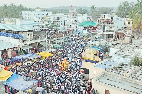 ಯಲಗೂರದಲ್ಲಿ ಭಾನುವಾರ ನಡೆದ ಯಲಗೂರೇಶನ ರಥೋತ್ಸವದಲ್ಲಿ ಪಾಲ್ಗೊಂಡಿದ್ದ ಭಕ್ತ ಸಮೂಹ.