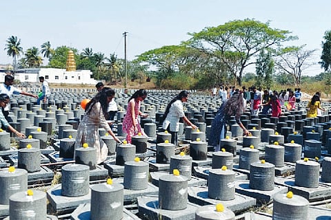 Five Thousand Shivalingas purified and worshipped