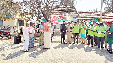 ಅರಸೀಕೆರೆ ತಾಲೂಕು ಅಗ್ಗುಂದ ಗ್ರಾಮದಲ್ಲಿ ಅರಣ್ಯ ಇಲಾಖೆ ವತಿಯಿಂದ ಇತ್ತೀಚೆಗೆ ಹಮ್ಮಿಕೊಂಡಿದ್ದ ಕಾಳ್ಗ್ಗಿಚ್ಚು ತಂದೊಡ್ಡುವ ಅಪಾಯ ಹಾಗೂ ನಿಯಂತ್ರಣ ಕುರಿತ ಜಾಗೃತಿ ಜಾಥಾದ ಮೂಲಕ ನಾಗರಿಕರಿಗೆ ಅರಿವು ಮೂಡಿಸಲಾಯಿತು.