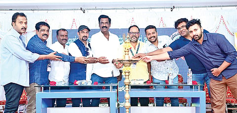 ಹುಣಸೂರು ನಗರದ ಛಾಯಾಗ್ರಾಹಕರ ಸಂಘದ ವತಿಯಿಂದ ಆಯೋಜಿಸಿದ್ದ ತರಬೇತಿ ಕಾರ್ಯಾಗಾರವನ್ನು ನಗರಸಭೆ ಅಧ್ಯಕ್ಷ ಎಸ್.ಶರವಣ ಉದ್ಘಾಟಿಸಿದರು. ಸಂಘದ ಅಧ್ಯಕ್ಷ ರಾಮಸ್ವಾಮಿ, ಉಪಾಧ್ಯಕ್ಷ ದಾಮೋದರ್, ಸ್ಟೆರಿನ್, ಮಹೇಶ್, ಶಿವರಾಮು ಇತರರಿದ್ದಾರೆ.