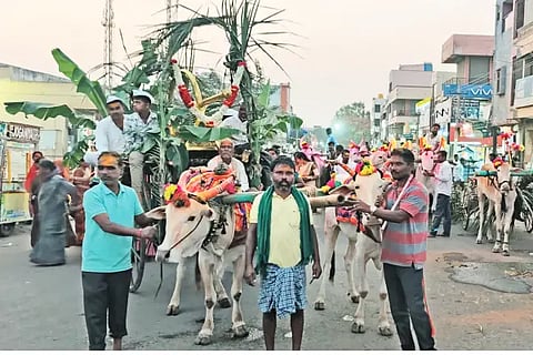 https://cdn.vvimgs.com/wp-content/uploads/2025/02/Handara-foothill-procession-in-bullock-cart.webp