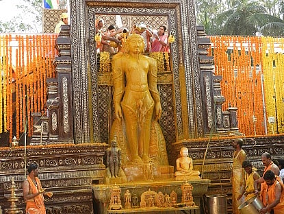 ಶ್ರೀ ಕ್ಷೇತ್ರದ ಬಂಡಾರಿ ಬಸದಿಯಲ್ಲಿ 12 ಅಡಿ ಎತ್ತರದ ಭಗವಾನ್ ಬಾಹುಬಲಿ ಸ್ವಾಮಿಯ ಮೂರ್ತಿಯನ್ನು ಭಾನುವಾರ ಪ್ರತಿಷ್ಠಾಪಿಸಿ ಮಸ್ತಕಾಭಿಷೇಕ ನೆರವೇರಿಸಲಾಯಿತು.