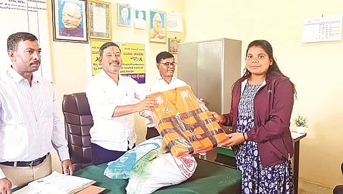 ಆಲೂರಿನಲ್ಲಿ  ಶಾಸಕ ಸಿಮೆಂಟ್ ಮಂಜು ಅರ್ಹರಿಗೆ ಪರಿಕರ ವಿತರಿಸಿದರು. ಎಂ.ಎಸ್.ನಂಜುಂಡಪ್ಪ, ಶಾಂತೇಗೌಡ ಇದ್ದರು.
