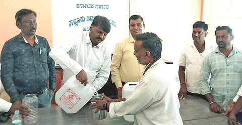 ಅರಸೀಕೆರೆ ತಾಲೂಕಿನ ಎಲ್ಲ ಶಿವ ದೇವಾಲಯಗಳಿಗೆ ಗಂಗಾ ಜಲ ವಿತರಿಸಲಾಯಿತು. ಈ ಸಂದರ್ಭದಲ್ಲಿ ತಾಹಸಿಲ್ದಾರ್ ಸಂತೋಷ್ ಕುಮಾರ್, ಪಾಲಾಕ್ಷ, ಸೋಮಶೇಖರ್, ನಾಗರತ್ನ, ಮಂಜುನಾಥ್, ನಿಖಿಲ್ ಇದ್ದರು.