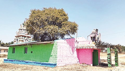 ಹಿರೀಸಾವೆ ಹೋಬಳಿಯ ಮಾದಲಗೆರೆ ಗ್ರಾಮದಲ್ಲಿರುವ ಶ್ರೀ ಮಹದೇಶ್ವರ ಸ್ವಾಮಿಯ ದೇವಾಲಯ.