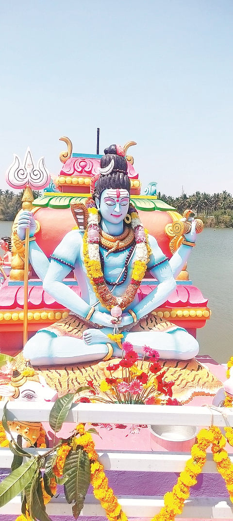 ಹಿರೀಸಾವೆಯ ದೊಡ್ಡಕೆರೆ ಏರಿಯ ಮೇಲಿರುವ ಬ್ರಹ್ಮೇಶ್ವರ ಸ್ವಾಮಿಗೆ ಶಿವರಾತ್ರಿ ಹಬ್ಬದ ಪ್ರಯುಕ್ತ ವಿಶೇಷ ಪೂಜೆ ಸಲ್ಲಿಸಲಾಯಿತು.