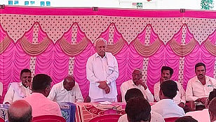 ಸಿ.ಹಿಂದಲಹಳ್ಳಿಯಲ್ಲಿ ಭಾನುವಾರ  ಹಳ್ಳಿ ಮೈಸೂರು ಹೋಬಳಿಯ ಬ್ಲಾಕ್ ಕಾಂಗ್ರೆಸ್ ಕಾರ್ಯಕರ್ತರ ಸಭೆ ಆಯೋಜಿಸಲಾಗಿತ್ತು. ರಾಜೇಗೌಡ, ಪುಟ್ಟಯ್ಯ, ಸ್ವಾಮಿಗೌಡ, ಮುಂಜೇಗೌಡ, ಮಹೇಂದ್ರ, ಪುಟ್ಟೇಗೌಡ ಇದ್ದರು. 