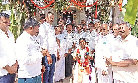 ನುಗ್ಗೇಹಳ್ಳಿಯ ಇತಿಹಾಸ ಪ್ರಸಿದ್ಧ ಶ್ರೀ ಚಂದ್ರಮೌಳೀಶ್ವರ ಸ್ವಾಮಿ ದೇಗುಲ ಜೀರ್ಣೋದ್ಧಾರ ಕಾರ್ಯಕ್ರಮದಲ್ಲಿ ಶ್ರೀ ಚಂದ್ರಶೇಖರ ಗುರೂಜಿ ಅವರನ್ನು ಸನ್ಮಾನಿಸಲಾಯಿತು. ನಾಗರಾಜ್, ದೊರೆಸ್ವಾಮಿ, ಜಗದೀಶ್, ಶಿವಪ್ಪ, ಮಂಜುನಾಥ್, ರಂಜಿತ್, ಗಂಗಾಧರ್, ದೇವರಾಜ್, ರಂಗಸ್ವಾಮಿ, ಬಾಬು, ರಘು ದೀಕ್ಷಿತ್, ವಿನಯ್ ಕುಮಾರ್, ರಂಗಪ್ಪ, ಸ್ವಾಮಿ ಇತರರಿದ್ದರು.