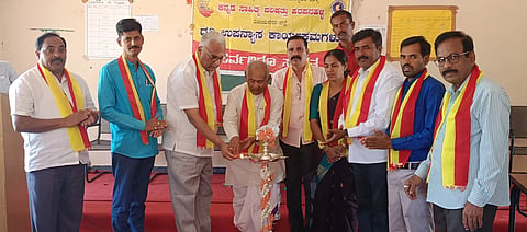 ಹರಪನಹಳ್ಳಿ ಖಾಸಗಿ ಶಾಲೆಯಲ್ಲಿ ಕಸಾಪ ವತಿಯಿಂದ ಹಮ್ಮಿಕೊಂಡಿದ್ದ ದತ್ತಿ ಉಪನ್ಯಾಸ ಕಾರ್ಯಕ್ರಮವನ್ನು ಕರ್ನಾಟಕ ರಾಜ್ಯ ಸೌಹಾರ್ದ ಸಂಯುಕ್ತ ಸಹಕಾರಿ ಅಧ್ಯಕ್ಷ ಜಿ.ನಂಜನಗೌಡ ಉದ್ಘಾಟಿಸಿದರು. ನಿವೃತ್ತ ಪೊಲೀಸ್ ಮಹದೇವಪ್ಪ, ಪ್ರಾಚಾರ್ಯ ನಂಜಪ್ಪ, ಕನ್ನಡ ಶಿಕ್ಷಕ ಟಿ.ಎಂ.ಬಸವರಾಜ್, ಪ್ರಮುಖರಾದ ಕುಸುಮಾ ಜಗದೀಶ್, ಸಿದ್ದಪ್ಪ, ಡಾ.ಮಂಜುನಾಥ ಬೆನಕೊಂಡ, ಮುತೇಶ್, ಎಲ್.ರಾಜಪ್ಪ, ಕುಮಾರಸ್ವಾಮಿ ಇತರರಿದ್ದರು.