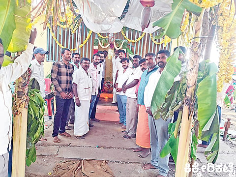 ಕಿಕ್ಕೇರಿಕಟ್ಟೆ ಗ್ರಾಮದಲ್ಲಿ ಶ್ರೀ ಚೌಡಮ್ಮದೇವಿ ದೇವಾಲಯವನ್ನು ಶಾಸಕ ಜಿ.ಡಿ. ಹರೀಶ್‌ಗೌಡ ಉದ್ಘಾಟಿಸಿದರು. ನಾಗಣ್ಣ, ಸುಭಾಷ್, ದಾ.ರಾ. ಮಹೇಶ್ ಇತರರಿದ್ದರು.