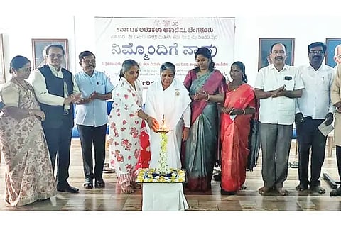 ವಿಜಯಪುರದ ಪ್ರವಾಸೋದ್ಯಮ ಇಲಾಖೆಯ ಆರ್ಟ್​ ಗ್ಯಾಲರಿಯಲ್ಲಿ ಹಮ್ಮಿಕೊಂಡಿದ್ದ ಚಿತ್ರಕಲೆ ಶಿಬಿರವನ್ನು ಬಿ.ಕೆ. ಶ್ರೀದೇವಿ ಉದ್ಘಾಟಿಸಿದರು. ಹಾಸಿಂಪೀರ ವಾಲಿಕಾರ, ಮಲ್ಲಿಕಾರ್ಜುನ ಬಜಂತ್ರಿ, ರಾಜೇಶ್ವರಿ ಮೋಪಗಾರ ಇತರರಿದ್ದರು.