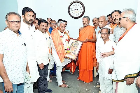 R.B. receives blessings from Prasanna Theertha Sri Thimmapur