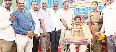 ಹೊಳೆನರಸೀಪುರದ  ಸೋಶಿಯಲ್ ಕ್ಲಬ್ ಆವರಣದಲ್ಲಿ ಆಯೋಜಿಸಿದ್ದ ಕಾರ್ಯಕ್ರಮದಲ್ಲಿ ವೃತ್ತ ನಿರೀಕ್ಷಕ ಪ್ರದೀಪ್ ಅವರನ್ನು   ಸನ್ಮಾನಿಸಲಾಯಿತು. ಶಾಲು, ಹೊನ್ನಪ್ಪ, ಪಾಂಡುರಂಗ , ಸುರೇಶ್ ಕುಮಾರ್, ಸುದರ್ಶನ್ ಇದ್ದರು. 
