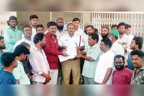 Sindhanour street vendors protest