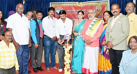Sumangali Trust presents awards to achievers