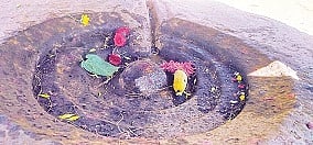 ಶ್ರೀರಾಮನೇ ಸ್ಥಾಪಿಸಿದ ಎನ್ನಲಾದ ಶಿವಲಿಂಗಕ್ಕೆ ಸ್ಥಳೀಯರು ಪೂಜೆ ಸಲ್ಲಿಸಿರುವುದು.