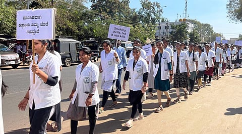 ಬಾಗಲಕೋಟೆ ನಗರದಲ್ಲಿ ವಿದ್ಯಾರ್ಥಿಗಳು ಜಾಗೃತಿ ಜಾಥಾ ನಡೆಸಿದರು.