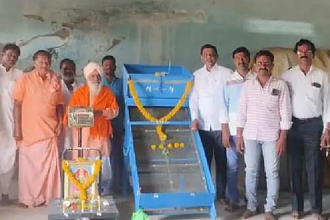 ದೇವರಹಿಪ್ಪರಗಿ ತಾಲೂಕಿನ ಯಾಳವಾರ ಪಿಕೆಪಿಎಸ್ ವತಿಯಿಂದ ತೊಗರಿ ಖರೀದಿ ಕೇಂದ್ರಕ್ಕೆ ಚಾಲನೆ ನೀಡಲಾಯಿತು. ಕಡಕೋಳದ ಮಹಾಲಿಂಗ ಸ್ವಾಮೀಜಿ, ಯಾಳವಾರ ಪಂಚವಟಿ ಆಶ್ರಮದ ಕಾಶೀನಾಥ ಸ್ವಾಮೀಜಿ, ಪಿಕೆಪಿಎಸ್ ಅಧ್ಯಕ್ಷ ರಾಜುಗೌಡ ನಾಡಗೌಡ ಇತರರಿದ್ದರು.