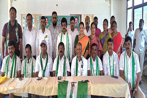 ಹಂಚೀಪುರ ಬಳಿಯ ಗೃಹಕಚೇರಿಯಲ್ಲಿ ಮಾಜಿ ಶಾಸಕ ಡಾ.ಕೆ.ಶ್ರೀನಿವಾಸಮೂರ್ತಿ ಸುದ್ದಿಗೋಷ್ಠಿ ನಡೆಸಿ ಮಾತನಾಡಿದರು. ಜೆಡಿಎಸ್ ತಾಲೂಕು ಅಧ್ಯಕ್ಷ ಟಿ.ತಿಮ್ಮರಾಯಪ್ಪ, ಕಾರ್ಯಾಧ್ಯಕ್ಷ ಬೂದಿಹಾಲ್‌ರಾಜು, ಪ್ರಧಾನ ಕಾರ್ಯದರ್ಶಿ ಸುರೇಶ್, ಕಸಬಾ ಅಧ್ಯಕ್ಷ ರಮೇಶ್, ಭವಾನಿಶಂಕರ್ ಬೈರೇಗೌಡ್ರು, ನಗರಸಭೆ ಸದಸ್ಯೆ ಪುಷ್ಪಲತಾ ಮಾರೇಗೌಡ, ವಕೀಲ ಕನಕರಾಜು, ಮುಖಂಡ ದೇವನಹಳ್ಳಿ ಸುರೇಶ್, ಲಕ್ಷ್ಮೀವೆಂಕಟೇಶ್, ಮುನಿರಾಮು, ಲೀಲಾಕುಮಾರ್, ಮಂಜಮ್ಮ, ಸುರೇಂದ್ರ, ಯಶ್ವಂತ್, ಕೃಷ್ಣ ಇದ್ದರು.