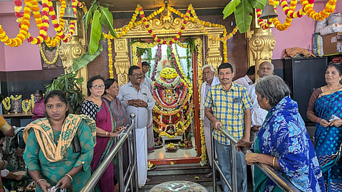 ಹೊಳೆನರಸೀಪುರ ಕೋಟೆ ಯಲ್ಲಮ್ಮ ದೇವಸ್ಥಾನದಲ್ಲಿ ಬುಧವಾರ ಭರತ ಹುಣ್ಣಿಮೆ ಅಂಗವಾಗಿ ದೇವಿಗೆ ವಿಶೇಷ ಪೂಜೆ ನೆರವೇರಿಸಿ ಭಕ್ತರಿಗೆ ಪುಳಿಯೋಗರೆ, ಮೊಸರನ್ನ ಪ್ರಸಾದ ವಿತರಿಸಲಾಯಿತು .ಬಲಿಜ ಸಮಾಜದ ಧನ್ಯಕುಮಾರ್, ಗೋವಿಂದರಾಜ್, ಎಎಸ್‌ಐ ಸತ್ಯನಾರಾಯಣ, ಎಚ್.ಜಿ. ವೆಂಕಟೇಶ್, ನಾಗೇಂದ್ರಸ್ವಾಮಿ, ಜಿತೇಂದ್ರ, ರೇಣುಪ್ರಸಾದ್, ಜಯಮ್ಮ, ನಾಗಣ್ಣಪದ್ಮಾವತಿ, ಶ್ರೀನಿವಾಸ ಇತರರಿದ್ದರು.