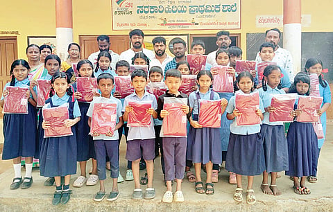 ಕರ್ನಾಟಕ ಪಬ್ಲಿಕ್ ಶಾಲೆ ವಿದ್ಯಾರ್ಥಿಗಳಿಗೆ ಸ್ವೆಟರ್ ವಿತರಣೆ