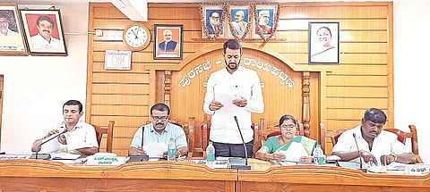 ಚನ್ನರಾಯಪಟ್ಟಣ ಪುರಸಭೆಯಲ್ಲಿ ಆಯೋಜಿಸಿದ್ದ ಸಭೆಯಲ್ಲಿ ಅಧ್ಯಕ್ಷ ಸಿ.ಎನ್.ಮೋಹನ್ ಬಜೆಟ್ ಮಂಡಿಸಿದರು.
