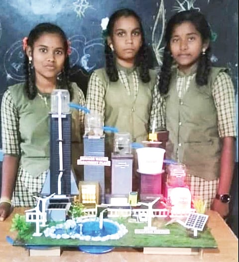 ಕಂಪ್ಲಿ ತಾಲೂಕಿನ ಕಣವಿ ತಿಮ್ಮಲಾಪುರದ ಸಹಿಪ್ರಾ ಶಾಲೆಯಲ್ಲಿ ಹಮ್ಮಿಕೊಂಡಿದ್ದ ವಿಜ್ಞಾನ ವಸ್ತು ಪ್ರದರ್ಶನದಲ್ಲಿ ವಿದ್ಯಾರ್ಥಿಗಳು ವಿಜ್ಞಾನದ ಮಾದರಿಗಳನ್ನು ಪ್ರದರ್ಶಿಸಿದರು.