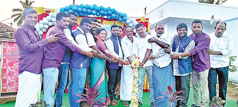 ಸರಗೂರು ತಾಲೂಕಿನ ಹಾದನೂರು ಸರ್ಕಾರಿ ಹಿರಿಯ ಪ್ರಾಥಮಿಕ ಶಾಲೆಯಲ್ಲಿ ಆಯೋಜಿಸಿದ್ದ ಶಾಲಾ ವಾರ್ಷಿಕೋತ್ಸವ ಸಮಾರಂಭವನ್ನು ಗಣ್ಯರು ಉದ್ಘಾಟಿಸಿದರು. ಜ್ಯೋತಿ, ಶಿವರಾಜು, ಭಾಗ್ಯಾ ಕೆಂಪಸಿದ್ದ, ರತ್ನಮ್ಮ ರಾಜೇಶ್, ಮಹೇಂದ್ರ, ಚಿನ್ನಸ್ವಾಮಿ ಇತರರು ಇದ್ದರು.