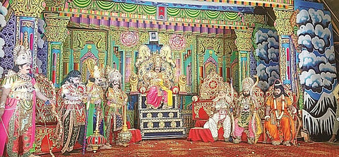 ಚನ್ನರಾಯಪಟ್ಟಣದ ಮಾಧ್ಯಮಿಕ ಶಾಲಾ ಆವರಣದಲ್ಲಿ ಭಾನುವಾರ ಕನ್ನಡಾಂಬೆ ಕಲಾತಂಡ ಮತ್ತು ಚಾಮುಂಡೇಶ್ವರಿ ಮಹಿಳಾ ಮಂಡಳಿಯ ಕಲಾವಿದರು ಪ್ರಸ್ತುತಪಡಿಸಿದ ’ಕುರುಕ್ಷೇತ್ರ’ ಪೌರಾಣಿಕ ನಾಟಕ ಗಮನ ಸೆಳೆಯಿತು.