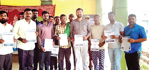 ಅಸಂಘಟಿತ ಕಾರ್ಮಿಕರಿಗೆ ಕಾರ್ಡ್ ವಿತರಣೆ