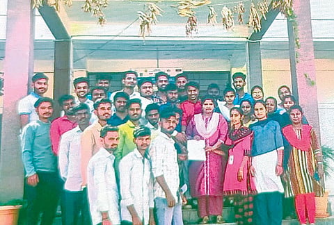ತಾವರಗೇರಾ ಪದವಿ ಕಾಲೇಜಿನ ವಿದ್ಯಾರ್ಥಿಗಳು ಎನ್ನೆಸ್ಸೆಸ್ ಶಿಬಿರ ಆಯೋಜಿಸುವಂತೆ ಒತ್ತಾಯಿಸಿ ಪ್ರಾಚಾರ್ಯೆ ಟಿ.ಅರುಣಾ ಕುಮಾರಿಗೆ ಮಂಗಳವಾರ ಮನವಿ ಸಲ್ಲಿಸಿದರು. ವಿದ್ಯಾರ್ಥಿಗಳಾದ ಕಾರ್ತಿಕ, ಪ್ರಶಾಂತ, ನಿಂಗಪ್ಪ ಇತರರಿದ್ದರು.