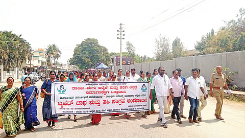 ತಿ.ನರಸೀಪುರದಲ್ಲಿ ತಾಯಿ ಮಗು ಆರೈಕೆ ಹಾಗೂ ಸುಸಜ್ಜಿತವಾದ ಹೆರಿಗೆ ಆಸ್ಪತ್ರೆ ನಿರ್ಮಾಣ ಮಾಡುವಂತೆ ಆಗ್ರಹಿಸಿ ಸಾವಿರಾರು ಮಹಿಳೆಯರು ಮಂಗಳವಾರ ಪ್ರತಿಭಟನಾ ಮೆರವಣಿಗೆ ನಡೆಸಿದರು. ಮೋಹನ ಕುಮಾರಿ, ಕೋಮಲ, ಮಣಿಲ, ಆಲಗೂಡು ಶಿವಕುಮಾರ್, ಯಾಚೇನಹಳ್ಳಿ ಸೋಮಶೇಖರ್, ಕುಕ್ಕೂರು ರಾಜು ಇತರರು ಇದ್ದಾರೆ.