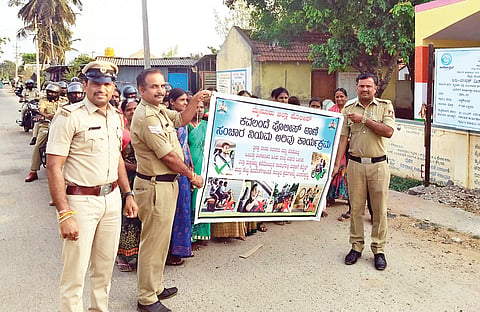  ನಂಜನಗೂಡು ತಾಲೂಕು ದೊಡ್ಡಕವಲಂದೆಯಲ್ಲಿ ಆಯೋಜಿಸಿದ್ದ ಸಂಚಾರ ನಿಯಮ ಜಾಗೃತಿ ಅಂಗವಾಗಿ ಆಯೋಜಿಸಿದ್ದ ಬೈಕ್ ಜಾಥಾ ಏರ್ಪಡಿಸಲಾಗಿತ್ತು. ಬಿ.ಬಸವರಾಜು, ಎಸ್.ಬಿ ರಮೇಶ್, ಲಿಂಗದೇವರು, ಬಸವರಾಜು, ನಿಂಗೇಗೌಡ ಇತರರಿದ್ದರು.