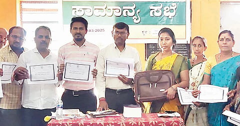 ವಡ್ಡರಹಟ್ಟಿ ಗ್ರಾಪಂ ಸಭಾಂಗಣದಲ್ಲಿ ಹಮ್ಮಿಕೊಂಡಿದ್ದ ಆಯವ್ಯಯ ಮಂಡನೆ ಮತ್ತು ಅನುಮೋದನೆ ಸಾಮಾನ್ಯ ಸಭೆಯಲ್ಲಿ ಬಜೆಟ್ ಪತ್ರ ಬಿಡುಗಡೆ ಮಾಡಲಾಯಿತು. ಅಧ್ಯಕ್ಷೆ ಮಂಜುಳಾ ಶಿವಪ್ಪ ಹತ್ತಿಮರದ, ಪಿಡಿಒ ಸುರೇಶ ಚಲವಾದಿ, ಕಾರ್ಯದರ್ಶಿ ಈಶಪ್ಪ ಇತರರಿದ್ದರು.