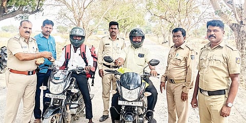 ಬೆಳಗಟ್ಟಿಯಲ್ಲಿ ಪೊಲೀಸ್ ಠಾಣೆಯಿಂದ ಹಮ್ಮಿಕೊಂಡಿದ್ದ ರಸ್ತೆ ಸುರಕ್ಷತಾ ನಿಯಮಗಳ ಜಾಗೃತಿ ಕಾರ್ಯಕ್ರಮಲ್ಲಿ ಪೊಲೀಸರು ಬೈಕ್ ಸವಾರರಿಗೆ ಸಿಹಿ ಅರಿವು ಮೂಡಿಸಿದರು. ಪಿಎಸ್‌ಐ ಪ್ರಲ್ಹಾದ ನಾಯಕ, ಎಚ್‌ಸಿ ಮಲ್ಲಪ್ಪ, ಪಿಸಿ ಅಮರೇಗೌಡ, ಎಪಿಸಿ ಗಿರೀಗೌಡ, ಎಚ್‌ಜಿ ಹನುಮಂತ ಇತರರಿದ್ದರು.