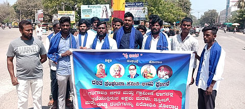 ಗಂಗಾವತಿ ನಗರದ ಶ್ರೀಕೃಷ್ಣದೇವರಾಯ ವೃತ್ತದಲ್ಲಿ ದಲಿತ ಸಂಘಟನಾ ಸಮಿತಿ ಭೀಮ ಘರ್ಜನೆ ಜಿಲ್ಲಾ ಘಟಕ ಪ್ರತಿಭಟನೆ ನಡೆಸಿತು. ಜಿಲ್ಲಾಧ್ಯಕ್ಷ ಅಜಯಕುಮಾರ ಛಲವಾದಿ, ಕಿಷ್ಕಿಂದಾ ಕಲ್ಯಾಣ ಕರ್ನಾಟಕ ರಕ್ಷಣಾ ವೇದಿಕೆ ಅಧ್ಯಕ್ಷ ದೇವಣ್ಣ ಐಹೊಳೆ, ಪದಾಧಿಕಾರಿಗಳಾದ ನಬೀ, ರಸೂಲ್ ಇತರರಿದ್ದರು.