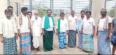 
ಹೂವಿನಹಡಗಲಿ ತಾಲೂಕಿನ ಬೀರಬ್ಬಿಯ ಮೈಲಾರ ಸಕ್ಕರೆ ಕಾರ್ಖಾನೆಯನ್ನು ಬಂದ್ ಮಾಡಿ ಕಬ್ಬು ಬೆಳೆಗಾರರು ಪ್ರತಿಭಟನೆ ನಡೆಸಿದರು. ಕಬ್ಬು ಬೆಳೆಗಾರರಾದ ಕೊಡಬಾಳ ಹನುಮಂತಪ್ಪ, ಹೌಸಿ ನಾಗಪ್ಪ, ಕೊಡಬಾಳ ಬಸಜ್ಜ, ಗಡ್ಡಿಗೌಡ್ರ ಸಿದ್ದಪ್ಪ, ವಿಜಯಕುಮಾರ್, ಸಂಗಜ್ಜ, ವೀರಣ್ಣ, ನಿಂಗಪ್ಪ, ಹೊನ್ನಪ್ಪ, ಪರಮೇಶಪ್ಪ ಹಾಗೂ ಇತರರಿದ್ದರು.