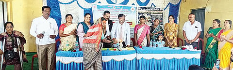 ಅಳವಂಡಿ ಸಮೀಪದ ಕವಲೂರಿನಲ್ಲಿ ಹಮ್ಮಿಕೊಂಡಿದ್ದ ವಿಮುಕ್ತ ದೇವದಾಸಿ ಮಹಿಳೆಯರಿಗಾಗಿ ಕಾನೂನು ಅರಿವು-ನೆರವು ಕಾರ್ಯಕ್ರಮಕ್ಕೆ ಜಿಲ್ಲಾ ಕಾನೂನು ಸೇವೆಗಳ ಪ್ರಾಧಿಕಾರದ ಸದಸ್ಯ ಕಾರ್ಯದರ್ಶಿ ಮಹಾಂತೇಶ ದರಗದ್ ಚಾಲನೆ ನೀಡಿದರು. ಪ್ರಮುಖರಾದ ಮಲ್ಲಮ್ಮ, ಅನ್ನಪೂರ್ಣಾ, ರೂಪಾ, ಪೂರ್ಣಿಮಾ, ರವಿಚಂದ್ರ, ಶಶಿಕಾಂತ, ಅನಿತಾ, ಯಮುನಾ ಇತರರಿದ್ದರು.