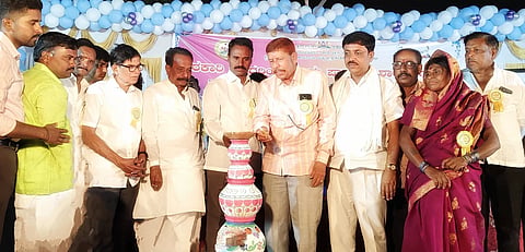 ಅರಕೇರಾ ಸಮಾಹಿಪ್ರಾ ಶಾಲೆಯಲ್ಲಿ ಹಮ್ಮಿಕೊಂಡಿದ್ದ ಬೀಳ್ಕೊಡುಗೆ ಹಾಗೂ ಶಾಲಾ ವಾರ್ಷಿಕೋತ್ಸವ ಕಾರ್ಯಕ್ರಮವನ್ನು ಜಿಪಂ ಮಾಜಿ ಸದಸ್ಯ ಸತ್ಯನಾರಾಯಣ ನಾಯಕ ಪೊಲೀಸ್ ಪಾಟೀಲ್ ಉದ್ಘಾಟಿಸಿದರು. ನಿವೃತ್ತ ಬ್ಯಾಂಕ್ ಅಧಿಕಾರಿ ಕೆ.ಅನಂತರಾಜ ನಾಯಕ, ಎಸ್ಡಿಎಂಸಿ ಅಧ್ಯಕ್ಷ ಮಾನಸಯ್ಯ ಪೂಜಾರಿ, ಸಿಂಧನೂರಿನ ಕಾರುಣ್ಯನೆಲೆ ವೃದ್ಧಾಶ್ರಮದ ಕಾರ್ಯಾಧ್ಯಕ್ಷ ಡಾ.ಚನ್ನಬಸ್ಸಯ್ಯ ಸ್ವಾಮಿ, ಚುಟುಕು ಸಾಹಿತ್ಯ ಪರಿಷತ್ ಅಧ್ಯಕ್ಷ ಚನ್ನವೀರಯ್ಯ ಸ್ವಾಮಿ ಹಿರೇಮಠ ಇತರರಿದ್ದರು.