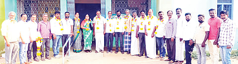 ತಿ.ನರಸೀಪುರ ತಾಲೂಕಿನ ಸೋಸಲೆ ಗ್ರಾಮದ ಪಿಎಸಿಸಿಎಸ್‌ಗೆ ಇತ್ತೀಚೆಗೆ ನಡೆದ ಚುನಾವಣೆಯಲ್ಲಿ ಅವಿರೋಧವಾಗಿ ಆಯ್ಕೆಗೊಂಡ ನಿರ್ದೇಶಕರನ್ನು ಸನ್ಮಾನಿಸಲಾಯಿತು. ಬಿ.ಎಸ್.ಬಸಪ್ಪ, ಬಿ.ಶಿವಪ್ರಕಾಶ್, ಎಸ್.ಕುಮಾರ್, ಎಂ.ನಾಗರಾಜು, ಬೇಕರಿ ಸೋಮಣ್ಣ, ನೀಲಮ್ಮ, ಎಂ.ಭಾಗ್ಯ ಶಿವಕುಮಾರ್, ಎನ್.ನಾಗೇಂದ್ರ, ಬಿ.ಎಂ.ಬಸವಣ್ಣ, ಸಿದ್ದಪ್ಪ ಇತರರಿದ್ದರು.