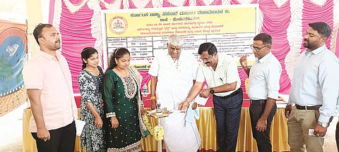 ಹೊಳೆನರಸೀಪುರದ ಎಪಿಎಂಸಿ ಆವರಣದಲ್ಲಿ ಭತ್ತ ಹಾಗೂ ರಾಗಿ ಖರೀದಿ ಕೇಂದ್ರಕ್ಕೆ ಶಾಸಕ ಎಚ್.ಡಿ.ರೇವಣ್ಣ ಚಾಲನೆ ನೀಡಿದರು.