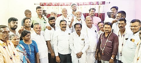 ಆಲಂಬಾಡಿಕಾವಲು ಪ್ರಾಥಮಿಕ ಕೃಷಿ ಪತ್ತಿನ ಸಹಕಾರ ಸಂಘದ ಚುನಾವಣೆಯಲ್ಲಿ ಗೆಲುವು ಸಾಧಿಸಿದ ಸ್ವಾಭಿಮಾನಿ ಬಣದ ನೂತನ ನಿರ್ದೇಶಕರು ತಾಪಂ ಸದಸ್ಯ ಎ.ಎಂ.ಸಂಜೀವಪ್ಪ, ಬ್ಲಾಕ್ ಕಾಂಗ್ರೆಸ್ ಅಧ್ಯಕ್ಷ ಬಿ.ನಾಗೇಂದ್ರಕುಮಾರ್ ನೇತೃತ್ವದಲ್ಲಿ ವಿಜಯೋತ್ಸವ ಆಚರಿಸಿದರು.
