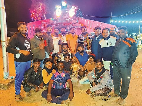 ಹಿರೀಸಾವೆ ಹೋಬಳಿಯ ಮಾದಲಗೆರೆ ಗ್ರಾಮದಲ್ಲಿ ಶ್ರೀ ಮಹದೇಶ್ವರ ಸ್ವಾಮಿ ಜಾತ್ರೆ ಪ್ರಯುಕ್ತ ಏರ್ಪಡಿಸಿದ್ದ ಹಗ್ಗ-ಜಗ್ಗಾಟ ಸ್ಪರ್ಧೆಯಲ್ಲಿ ಶೆಟ್ಟಿಹಳ್ಳಿ ತಂಡದ ಯುವಕರು ಪ್ರಥಮ ಬಹುಮಾನ ಗಳಿಸಿದರು.